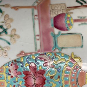 Een Chinese famille rose vaas met antiquiteiten en een ijzerrode met boeddhistische leeuwen, 19/20e eeuw — foto 9