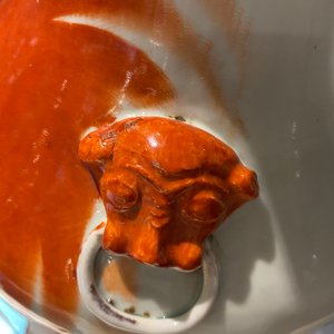 Een Chinese famille rose vaas met antiquiteiten en een ijzerrode met boeddhistische leeuwen, 19/20e eeuw — foto 14