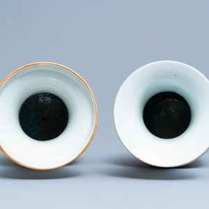 Een Chinese famille rose vaas met antiquiteiten en een ijzerrode met boeddhistische leeuwen, 19/20e eeuw — foto 5