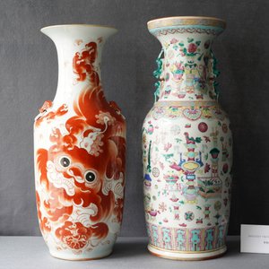 Een Chinese famille rose vaas met antiquiteiten en een ijzerrode met boeddhistische leeuwen, 19/20e eeuw — foto 7