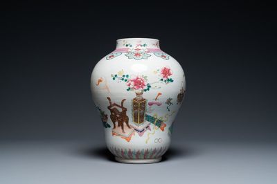 Een Chinese famille rose vaas met antiquiteiten, Qianlong