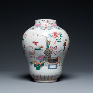 Een Chinese famille rose vaas met antiquiteiten, Qianlong — foto 3