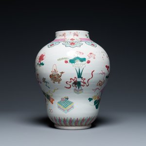 Een Chinese famille rose vaas met antiquiteiten, Qianlong — foto 4