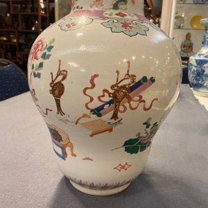 Een Chinese famille rose vaas met antiquiteiten, Qianlong — foto 7