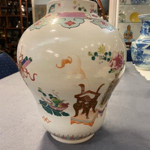 Een Chinese famille rose vaas met antiquiteiten, Qianlong — foto 8