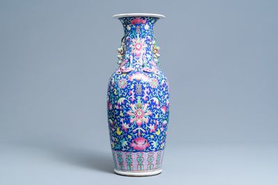 Een Chinese famille rose vaas met blauwe fondkleur, 19e eeuw