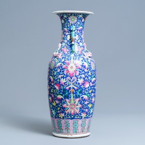 Een Chinese famille rose vaas met blauwe fondkleur, 19e eeuw — foto 4