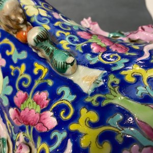 Een Chinese famille rose vaas met blauwe fondkleur, 19e eeuw — foto 9
