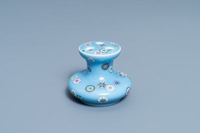 Een Chinese famille rose vaas met 'bloembollen' op lavendelblauwe fondkleur, Qianlong merk, Republiek
