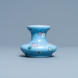 Een Chinese famille rose vaas met 'bloembollen' op lavendelblauwe fondkleur, Qianlong merk, Republiek — foto 3