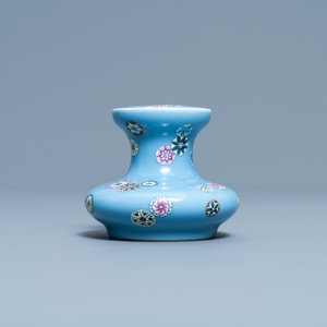 Een Chinese famille rose vaas met 'bloembollen' op lavendelblauwe fondkleur, Qianlong merk, Republiek — foto 4