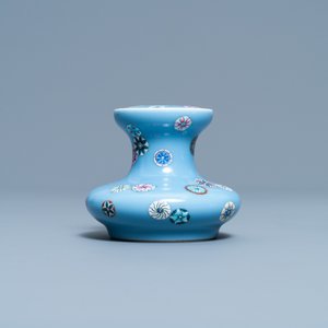 Een Chinese famille rose vaas met 'bloembollen' op lavendelblauwe fondkleur, Qianlong merk, Republiek — foto 5