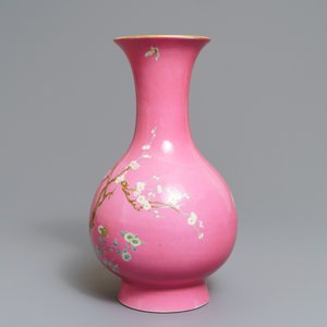 Een Chinese famille rose vaas met bloemen op roze fondkleur, Yongzheng merk, 20e eeuw — foto 4