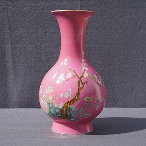 Een Chinese famille rose vaas met bloemen op roze fondkleur, Yongzheng merk, 20e eeuw — foto 7