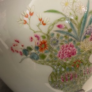 Een Chinese famille rose vaas met bloemvazen, Qianlong merk, Republiek — foto 11