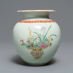 Een Chinese famille rose vaas met bloemvazen, Qianlong merk, Republiek — foto 2