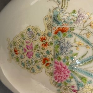 Een Chinese famille rose vaas met bloemvazen, Qianlong merk, Republiek — foto 9