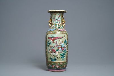 Een Chinese famille rose vaas met bruine en celadon fondkleur, 19e eeuw
