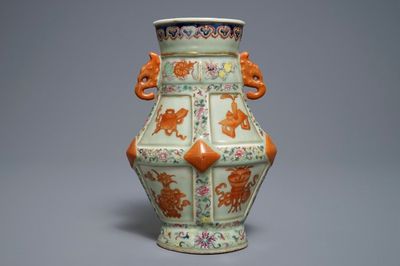 Een Chinese famille rose vaas met celadon fond, Qianlong merk, 19e eeuw