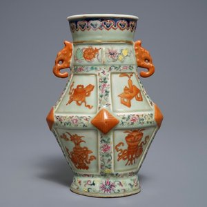 Een Chinese famille rose vaas met celadon fond, Qianlong merk, 19e eeuw — foto 1