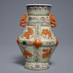 Een Chinese famille rose vaas met celadon fond, Qianlong merk, 19e eeuw — foto 3