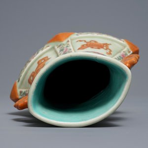 Een Chinese famille rose vaas met celadon fond, Qianlong merk, 19e eeuw — foto 5