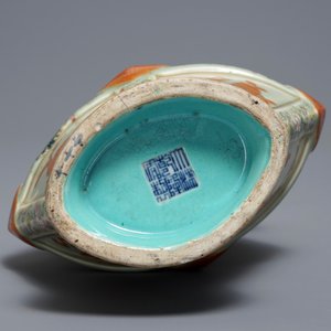 Een Chinese famille rose vaas met celadon fond, Qianlong merk, 19e eeuw — foto 6