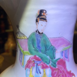 Een Chinese famille rose vaas met dames die go spelen, Yongzheng — foto 15