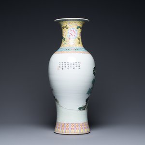 Een Chinese famille rose vaas met dames en onsterfelijken, Qianlong merk, Republiek — foto 3
