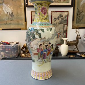 Een Chinese famille rose vaas met dames en onsterfelijken, Qianlong merk, Republiek — foto 7