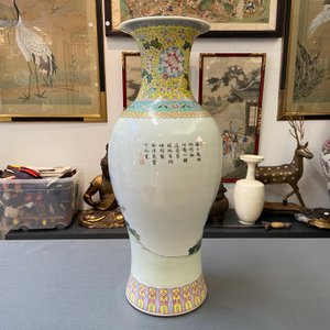 Een Chinese famille rose vaas met dames en onsterfelijken, Qianlong merk, Republiek — foto 8