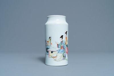 Een Chinese famille rose vaas met dames in een interieur, Republiek