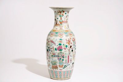 Een Chinese famille rose vaas met decor van "100 kostbaarheden", 19e eeuw