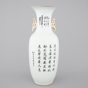 Een Chinese famille rose vaas met decor van krijgers, 19/20e eeuw — foto 3