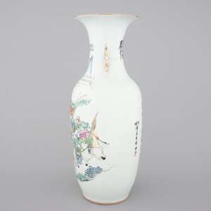 Een Chinese famille rose vaas met decor van krijgers, 19/20e eeuw — foto 4