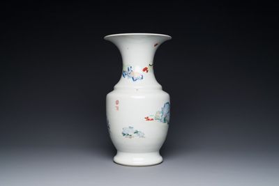 Een Chinese famille rose vaas met doorlopend figuratief decor, ji 迹 zegelmerk, Yongzheng — foto 4