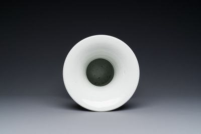Een Chinese famille rose vaas met doorlopend figuratief decor, ji 迹 zegelmerk, Yongzheng — foto 5