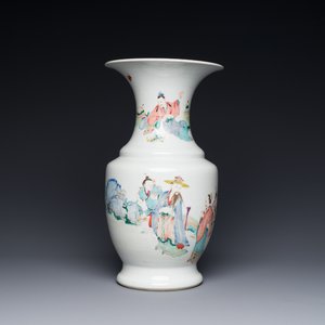 Een Chinese famille rose vaas met doorlopend figuratief decor, ji 迹 zegelmerk, Yongzheng — foto 1