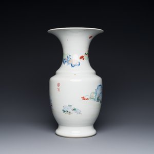 Een Chinese famille rose vaas met doorlopend figuratief decor, ji 迹 zegelmerk, Yongzheng — foto 4
