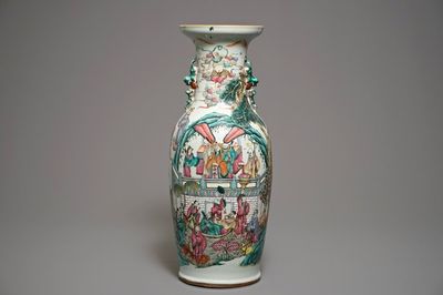 Een Chinese famille rose vaas met doorlopend figurendecor, 19e eeuw