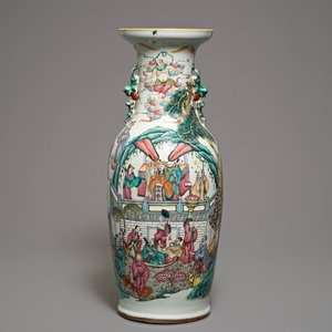 Een Chinese famille rose vaas met doorlopend figurendecor, 19e eeuw — foto 1