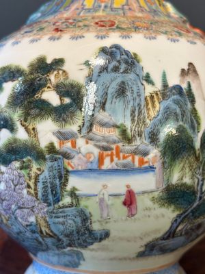 Een Chinese famille rose vaas met een bergachtig landschap, Qianlong merk, Republiek — foto 11