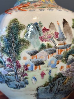 Een Chinese famille rose vaas met een bergachtig landschap, Qianlong merk, Republiek — foto 16