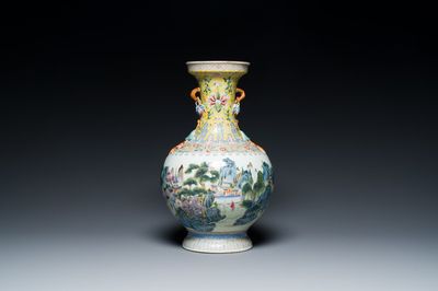Een Chinese famille rose vaas met een bergachtig landschap, Qianlong merk, Republiek