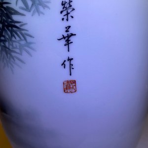 Een Chinese famille rose vaas met een dame op een rots, Jingdezhen zhi merk, 20e eeuw — foto 8
