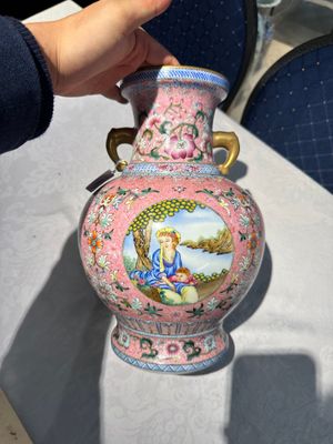 Een Chinese famille rose vaas met een Europees tafereel op roze fondkleur, 20e eeuw — foto 1