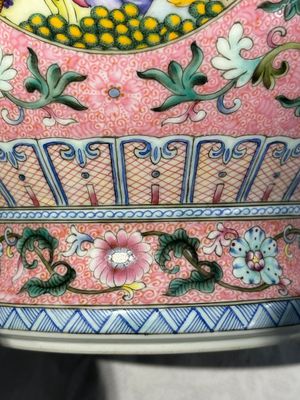 Een Chinese famille rose vaas met een Europees tafereel op roze fondkleur, 20e eeuw — foto 11