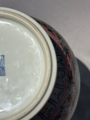 Een Chinese famille rose vaas met een Europees tafereel op roze fondkleur, 20e eeuw — foto 14