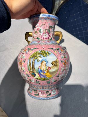 Een Chinese famille rose vaas met een Europees tafereel op roze fondkleur, 20e eeuw — foto 3
