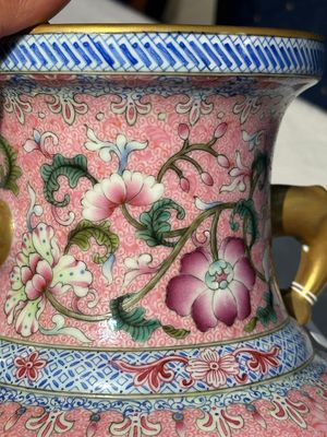 Een Chinese famille rose vaas met een Europees tafereel op roze fondkleur, 20e eeuw — foto 5